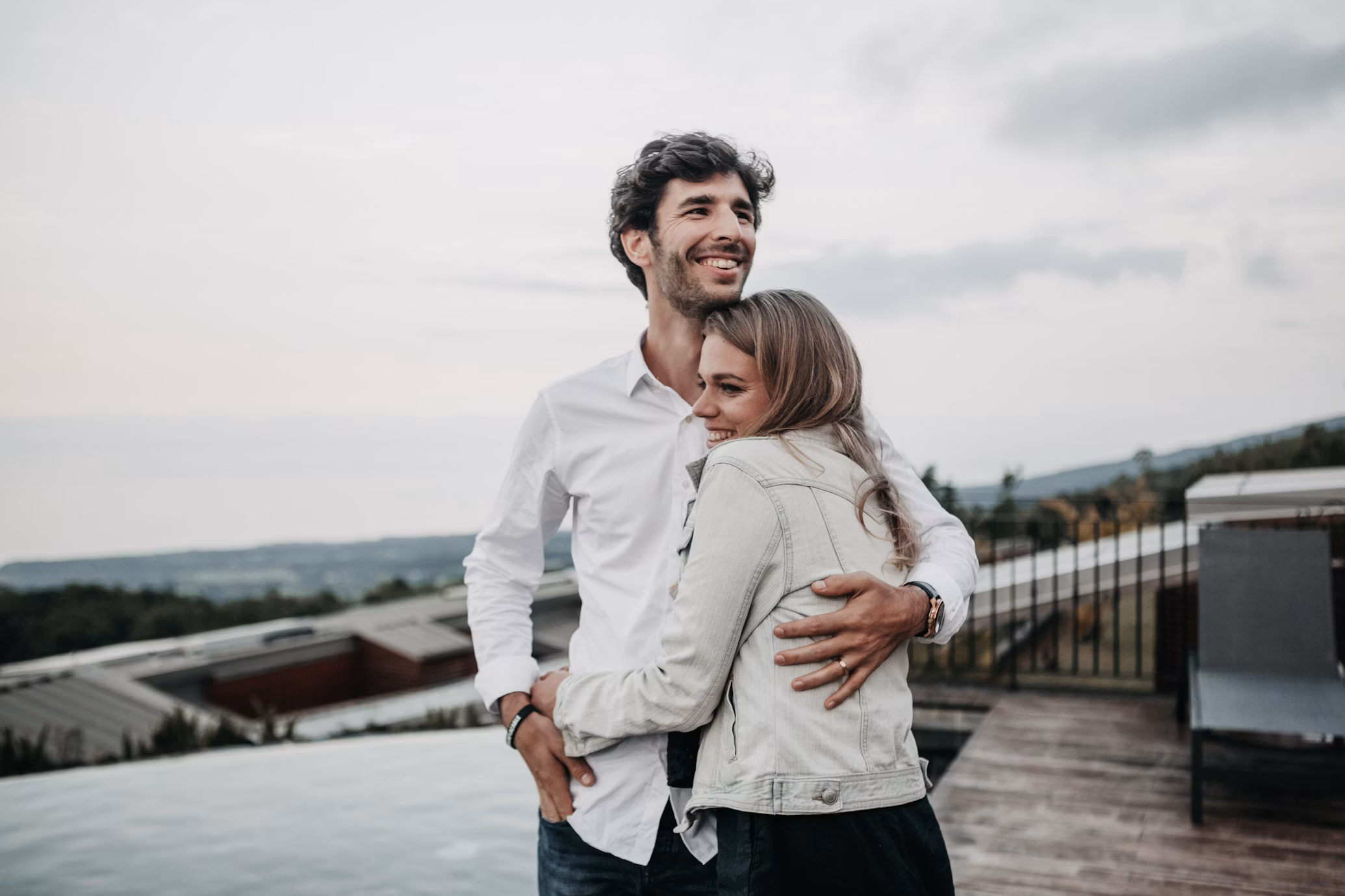 Un jeune couple sur la terrasse de sa maison